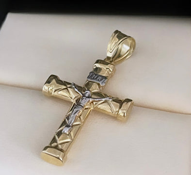 Pendentif en forme de croix