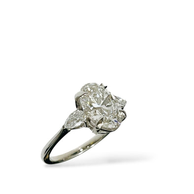 Oval engagement ring
