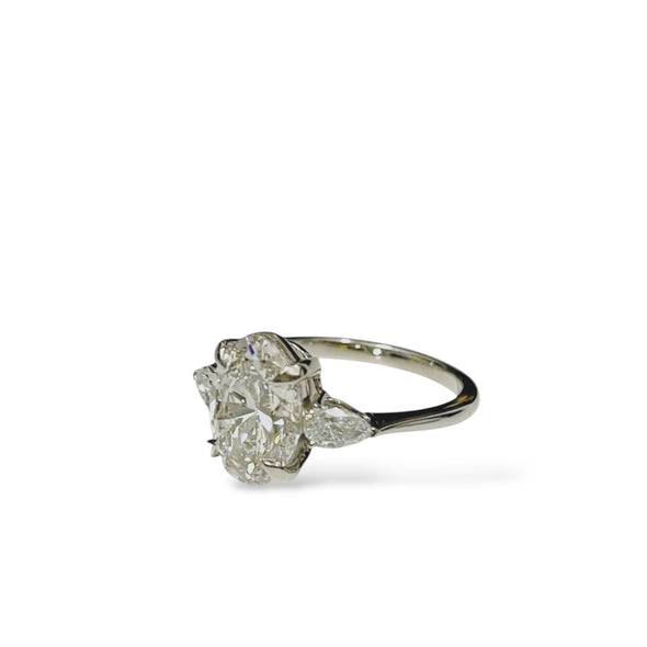 Oval engagement ring